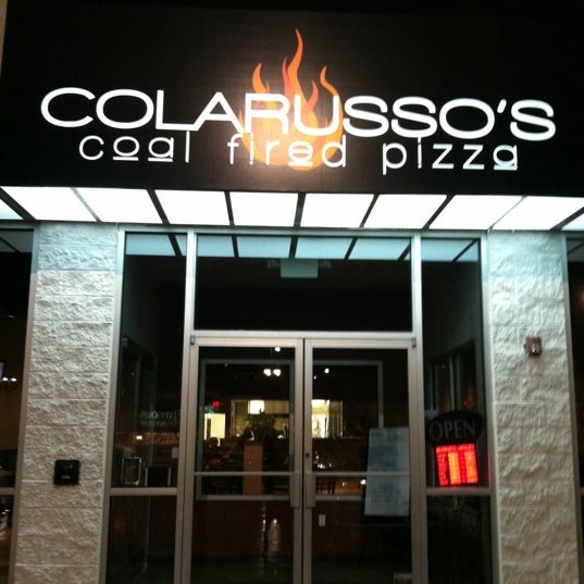 Photo prise au Colarusso&#39;s Coal Fired Pizza par Stefanie C. le8/1/2011