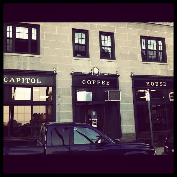 รูปภาพถ่ายที่ Capitol Coffee House โดย Chas W. เมื่อ 6/22/2012