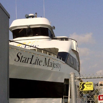 รูปภาพถ่ายที่ Starlite Majesty โดย Mabura G. เมื่อ 5/30/2012