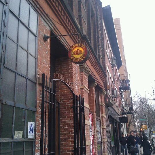 รูปภาพถ่ายที่ Bowery Coffee โดย Holden เมื่อ 2/2/2012