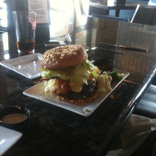 Foto scattata a Indulge Burgers &amp; More da Lo il 8/20/2012