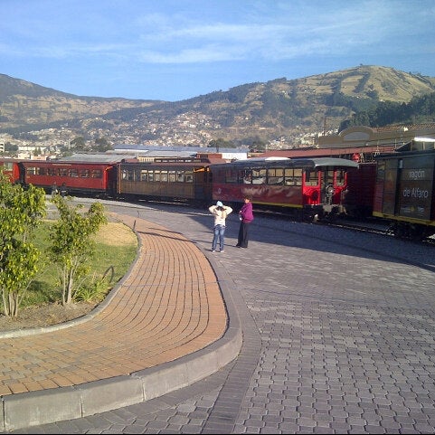 รูปภาพถ่ายที่ Estación de Tren Chimbacalle โดย Byron R. เมื่อ 8/25/2012