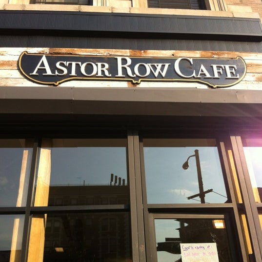 Das Foto wurde bei Astor Row Café von Ariel C. am 9/2/2012 aufgenommen