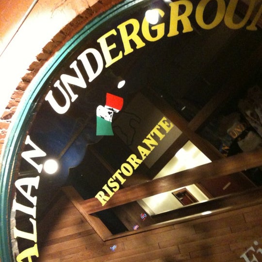 Foto tirada no(a) The Italian Underground Restaurant por Nusheen J. em 9/2/2012