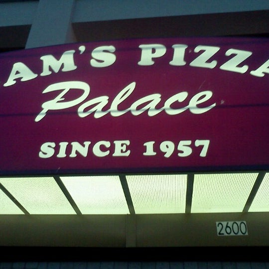 Снимок сделан в Sam&#39;s Pizza Palace пользователем Celeste F. 6/10/2012