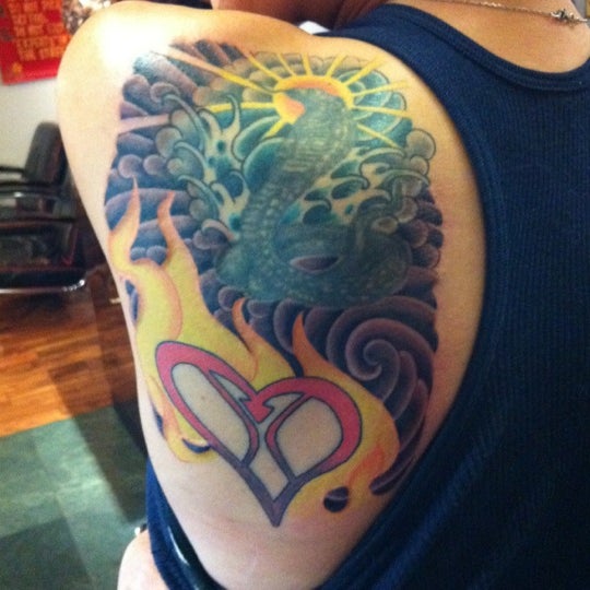 รูปภาพถ่ายที่ Body Electric Tattoo โดย amy l. เมื่อ 2/23/2012