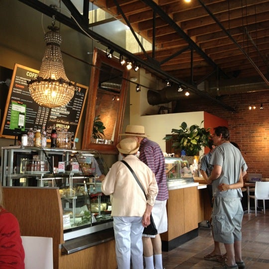 Foto tirada no(a) Station Coffee House por Devin P. em 6/2/2012