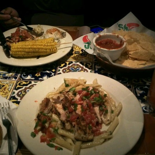 Photo taken at Chili&#39;s Grill &amp; Bar by Evelin A. on 11/20/2011