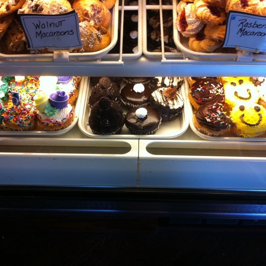 Foto scattata a Bovella’s Pastry Shoppe da Allison 🐥 B. il 5/12/2011