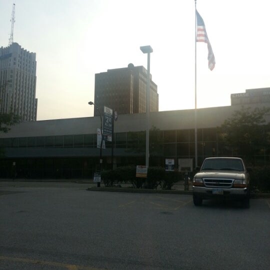Foto tirada no(a) Akron-Summit County Public Library: Main Branch por Dawn M. em 8/16/2012