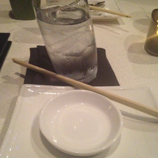 Foto scattata a Shari Sushi Lounge da Ryan M. il 12/9/2011