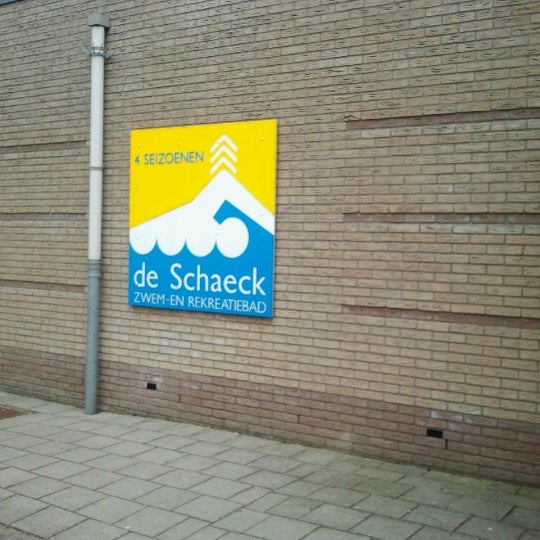 Foto diambil di Zwembad De Schaeck oleh Mieke A. pada 6/22/2012
