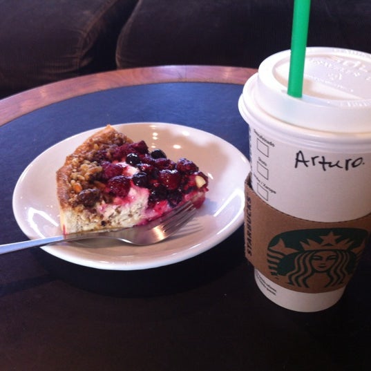Foto tirada no(a) Starbucks por Arturo G. em 4/14/2012