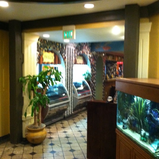 Снимок сделан в Mario’s Seawall Italian Restaurant пользователем Matthew G. 5/1/2012