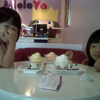 รูปภาพถ่ายที่ Mieleyo Premium Frozen Yogurt โดย Chan L. เมื่อ 1/8/2012