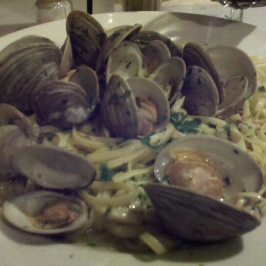 Foto diambil di Presto&#39;s Italian Restaurant oleh Micah K. pada 5/1/2011