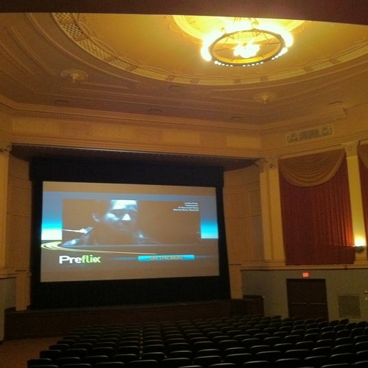 รูปภาพถ่ายที่ Capitol Theatre โดย David R. เมื่อ 8/5/2011