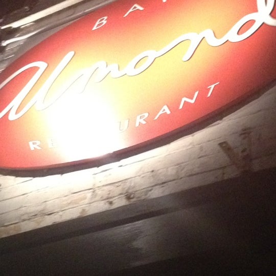 Foto tirada no(a) Almond Restaurant por Ronnie G. em 5/19/2012