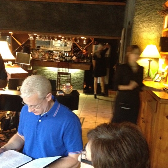 4/19/2012 tarihinde Ken O.ziyaretçi tarafından Violette Restaurant'de çekilen fotoğraf
