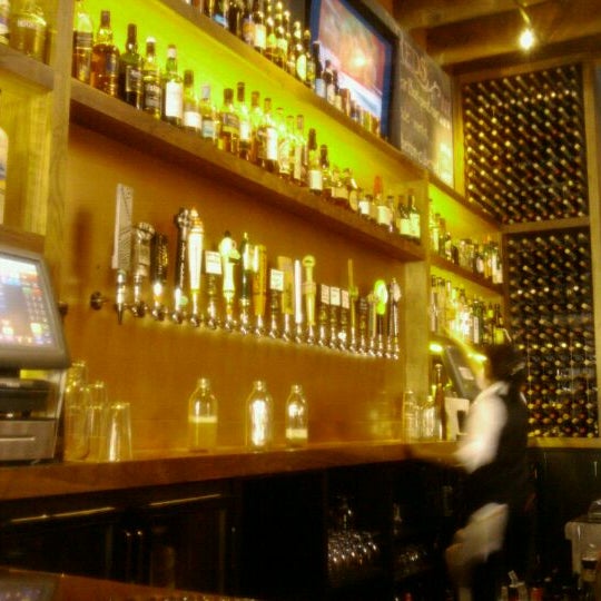 รูปภาพถ่ายที่ City Tavern Culver City โดย Jeff M. เมื่อ 8/20/2011
