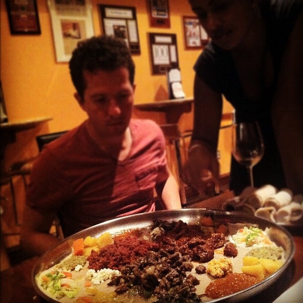 Foto tirada no(a) Etete Ethiopian Cuisine por John W. em 6/21/2012