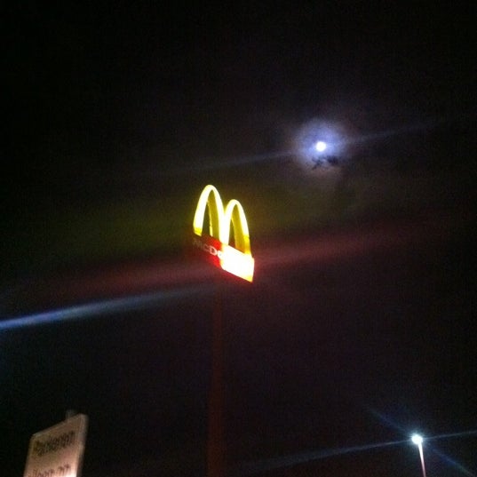 รูปภาพถ่ายที่ McDonald&#39;s โดย Oscar v. เมื่อ 11/8/2011