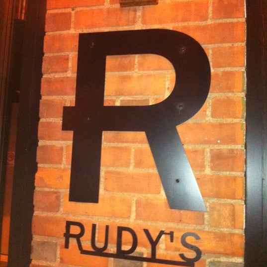 Photo prise au Rudy&#39;s Bar par Tigi T. le8/27/2011