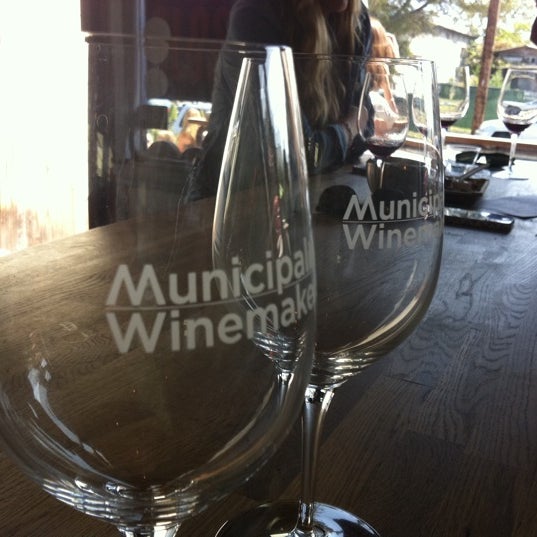 5/19/2012 tarihinde Nalani J.ziyaretçi tarafından Municipal Winemakers'de çekilen fotoğraf