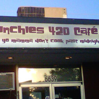 Foto tirada no(a) Munchies 420 Cafe por Miss Helen . em 10/3/2011