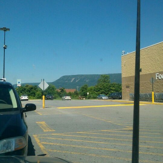 次での写真：Walmart Supercenter Lurayの大型店