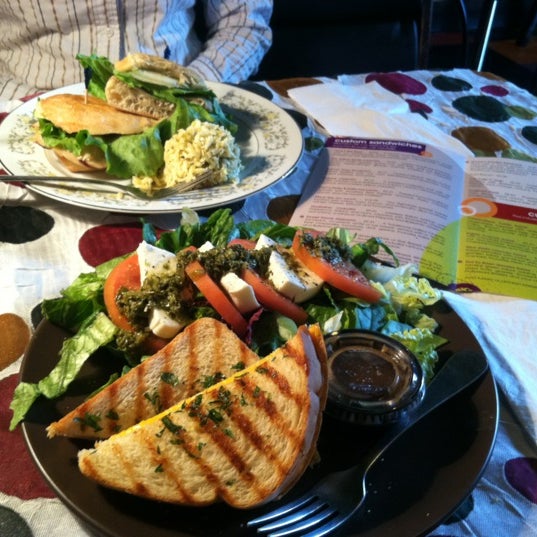 2/28/2012 tarihinde Laurie R.ziyaretçi tarafından Cafe C'de çekilen fotoğraf