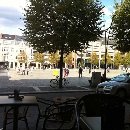 Ook een leuk terrasje met een mooi overzicht over het Ladeuze plein