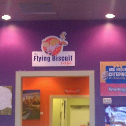 Foto scattata a The Flying Biscuit Cafe da Maria H. il 11/28/2011