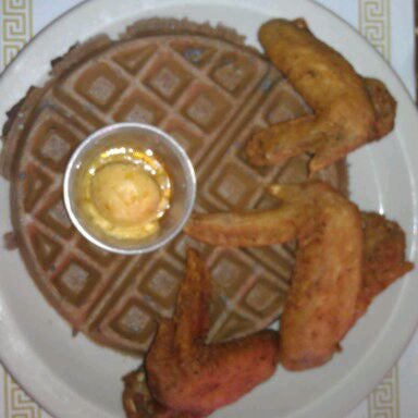 Foto scattata a Maxine&#39;s Chicken &amp; Waffles da Matt M. il 11/4/2011