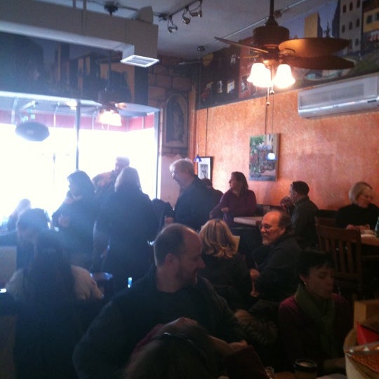รูปภาพถ่ายที่ Caboose Cafe &amp; Bakery โดย Nicole G. เมื่อ 11/12/2011