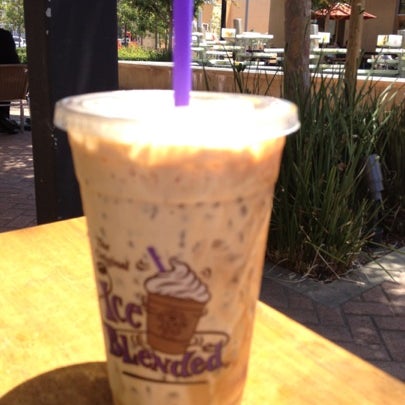 Photo taken at The Coffee Bean &amp; Tea Leaf by Jennifer D. on 7/27/2012