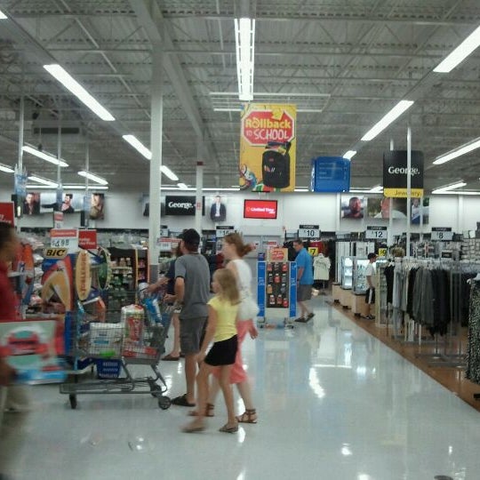 รูปภาพถ่ายที่ Walmart Supercentre โดย Urooj K. เมื่อ 8/20/2011