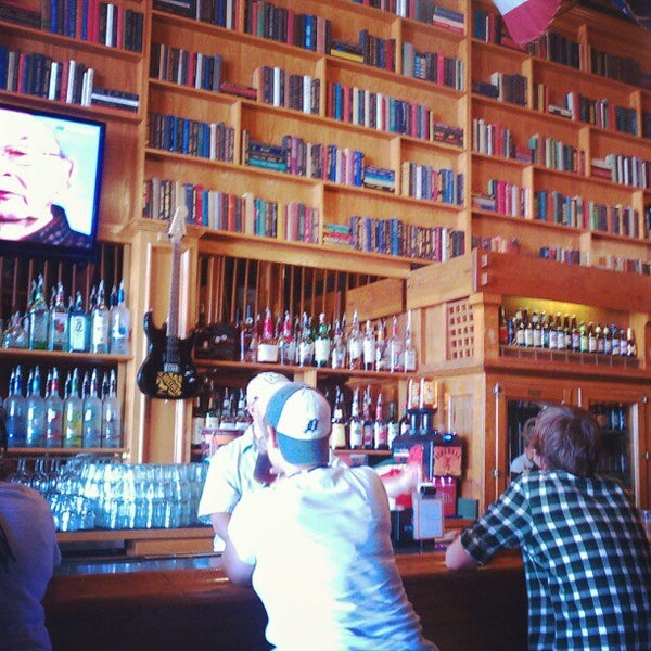 รูปภาพถ่ายที่ Library Bar โดย Lindsay T. เมื่อ 5/6/2012