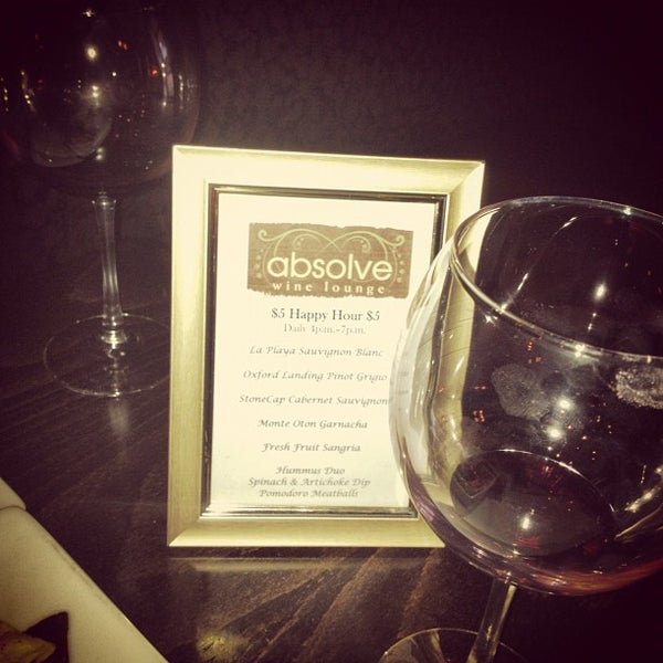 รูปภาพถ่ายที่ Absolve Wine Lounge โดย Shaena O. เมื่อ 7/19/2012