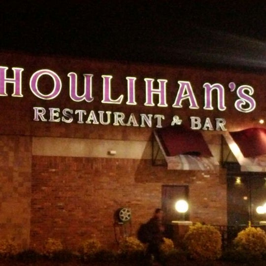 Photo taken at Houlihan&#39;s by Alexis V. on 1/26/2012