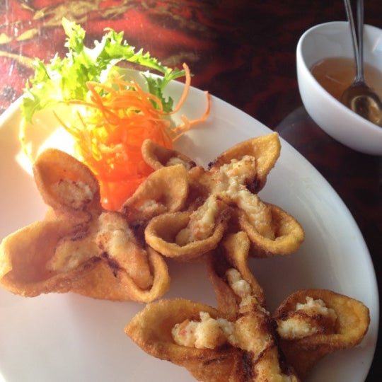 Das Foto wurde bei Mai Thai Restaurant von Jeni A. am 1/1/2012 aufgenommen