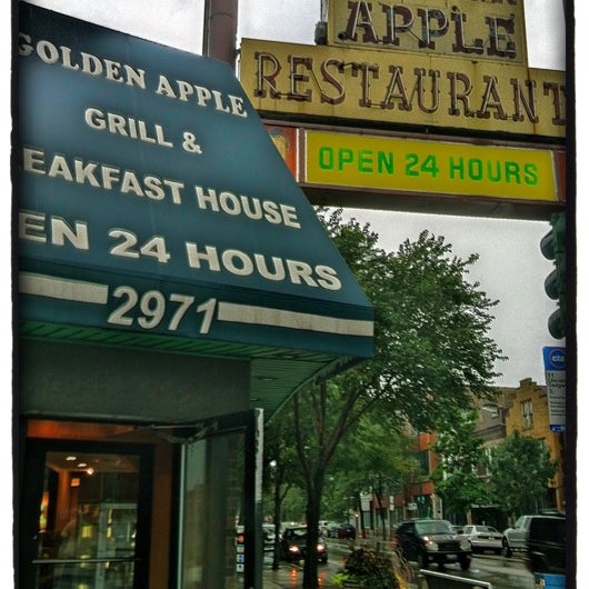 Foto tomada en Golden Apple Grill &amp; Breakfast House  por Smooth H. el 8/9/2011