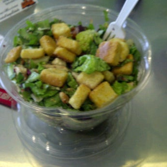 รูปภาพถ่ายที่ Fourleaf Chopped Salads โดย Jeremy B. เมื่อ 10/26/2011
