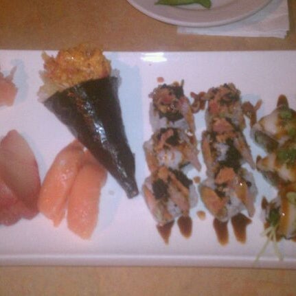 รูปภาพถ่ายที่ Fuji1546 Restaurant &amp; Bar โดย Kristen H. เมื่อ 4/26/2011