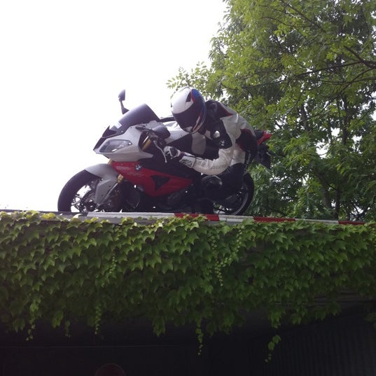 9/4/2012 tarihinde Алексziyaretçi tarafından BMW Motorrad Zentrum'de çekilen fotoğraf
