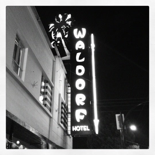 Foto tirada no(a) Hotel at the Waldorf por Lorraine S. em 7/15/2012