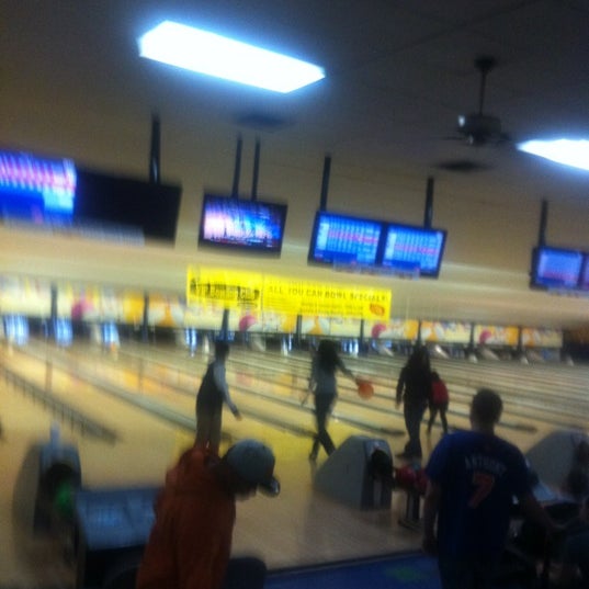 Снимок сделан в Whitestone Lanes Bowling Centers пользователем Rye R. 2/20/2012