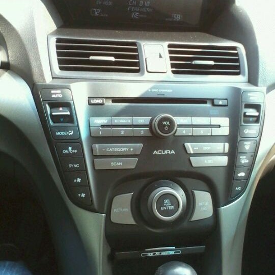 รูปภาพถ่ายที่ Southern Motors Acura โดย Brian B. เมื่อ 9/3/2011
