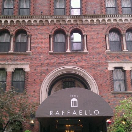 Foto diambil di Raffaello Chicago oleh Miles D. pada 5/7/2012