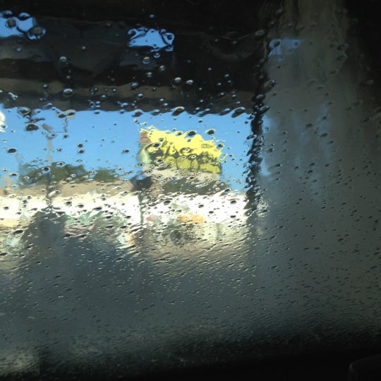 รูปภาพถ่ายที่ Express Car Wash โดย Tom B. เมื่อ 8/11/2012